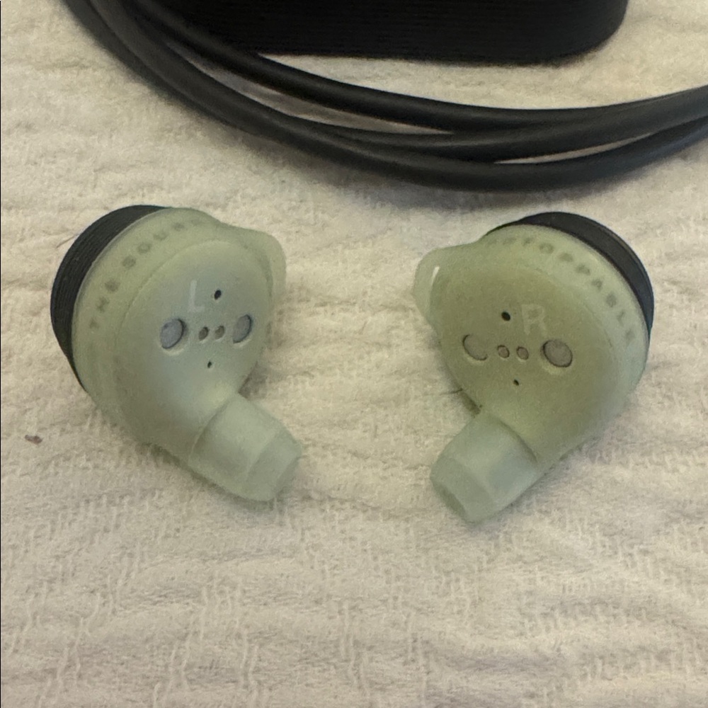 On x Bang & Olufsen Headphones - Picture 4 of 4